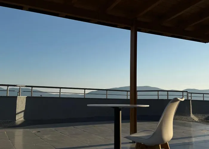 Top-Floor Apartment: Amazing City & Sea View